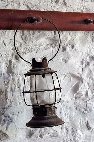 Jones, Adam 아티스트의 Antique lantern hanging on white wall-Shaker Village of Pleasant Hill-Harrodsburg-Kentucky작품입니다.